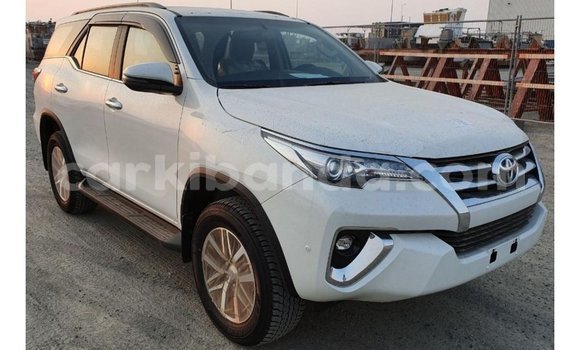 Acheter Import Voiture Toyota Fortuner Blanc à Import - Dubai, Ouganda Acheter Import Voiture Toyota Fortuner Blanc à Import - Dubai, Ouganda
