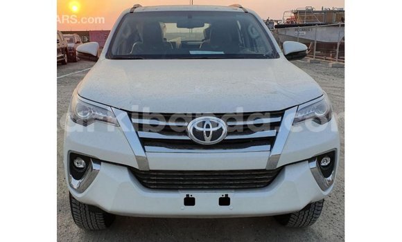 Acheter Import Voiture Toyota Fortuner Blanc à Import - Dubai, Ouganda Acheter Import Voiture Toyota Fortuner Blanc à Import - Dubai, Ouganda