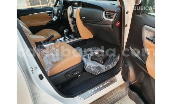 Acheter Import Voiture Toyota Fortuner Blanc à Import - Dubai, Ouganda Acheter Import Voiture Toyota Fortuner Blanc à Import - Dubai, Ouganda