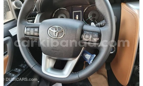 Acheter Import Voiture Toyota Fortuner Blanc à Import - Dubai, Ouganda Acheter Import Voiture Toyota Fortuner Blanc à Import - Dubai, Ouganda