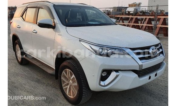 Acheter Import Voiture Toyota Fortuner Blanc à Import - Dubai, Ouganda Acheter Import Voiture Toyota Fortuner Blanc à Import - Dubai, Ouganda