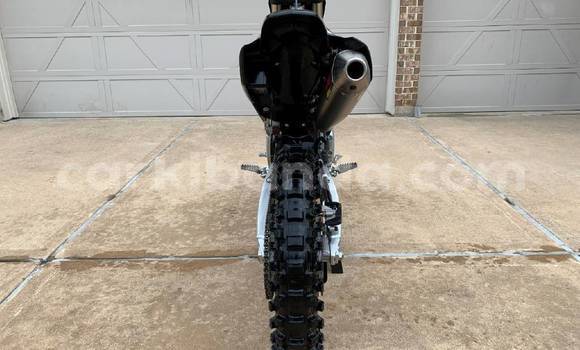 Nunua Ilio tumika Yamaha YZ450F Nyeusi Bike ndani ya Kampala nchini Uganda Nunua Ilio tumika Yamaha YZ450F Nyeusi Bike ndani ya Kampala nchini Uganda