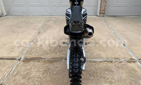 Nunua Ilio tumika Yamaha YZ450F Nyeusi Bike ndani ya Kampala nchini Uganda Nunua Ilio tumika Yamaha YZ450F Nyeusi Bike ndani ya Kampala nchini Uganda