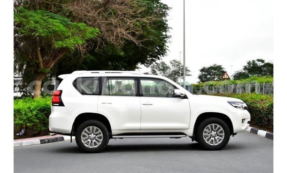 Acheter Import Voiture Toyota Prado Blanc à Import - Dubai, Ouganda Acheter Import Voiture Toyota Prado Blanc à Import - Dubai, Ouganda