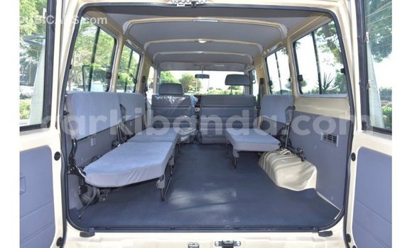 Acheter Import Voiture Toyota Land Cruiser Beige à Import - Dubai, Ouganda Acheter Import Voiture Toyota Land Cruiser Beige à Import - Dubai, Ouganda
