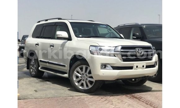 Nunua Imported Toyota Land Cruiser Nyeupe Gari ndani ya Import - Dubai nchini Uganda Nunua Imported Toyota Land Cruiser Nyeupe Gari ndani ya Import - Dubai nchini Uganda
