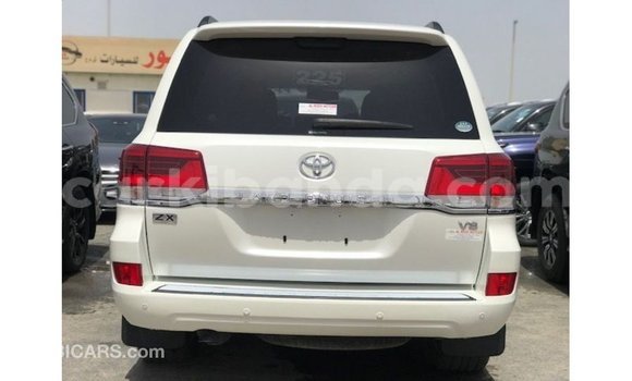 Nunua Imported Toyota Land Cruiser Nyeupe Gari ndani ya Import - Dubai nchini Uganda Nunua Imported Toyota Land Cruiser Nyeupe Gari ndani ya Import - Dubai nchini Uganda