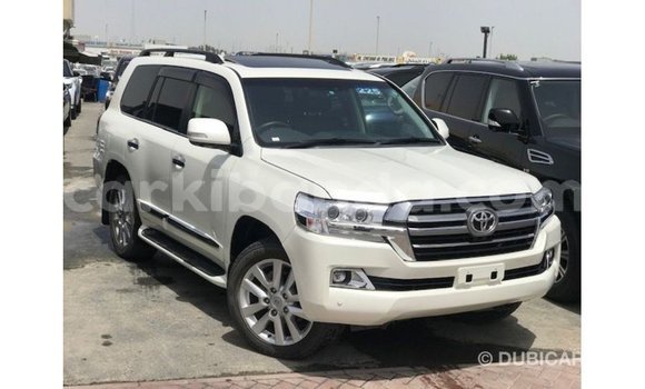 Nunua Imported Toyota Land Cruiser Nyeupe Gari ndani ya Import - Dubai nchini Uganda Nunua Imported Toyota Land Cruiser Nyeupe Gari ndani ya Import - Dubai nchini Uganda