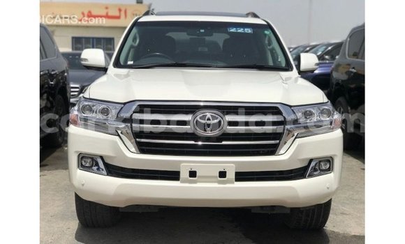 Nunua Imported Toyota Land Cruiser Nyeupe Gari ndani ya Import - Dubai nchini Uganda Nunua Imported Toyota Land Cruiser Nyeupe Gari ndani ya Import - Dubai nchini Uganda