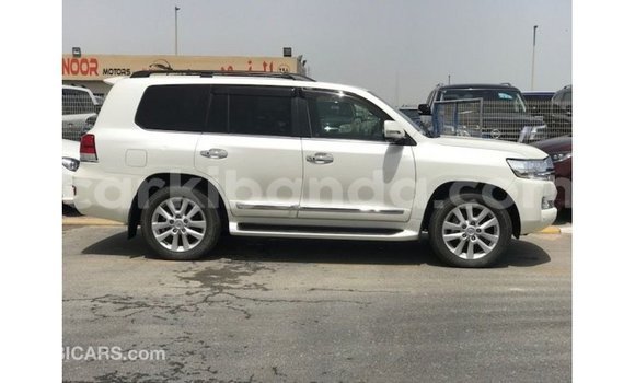 Nunua Imported Toyota Land Cruiser Nyeupe Gari ndani ya Import - Dubai nchini Uganda Nunua Imported Toyota Land Cruiser Nyeupe Gari ndani ya Import - Dubai nchini Uganda