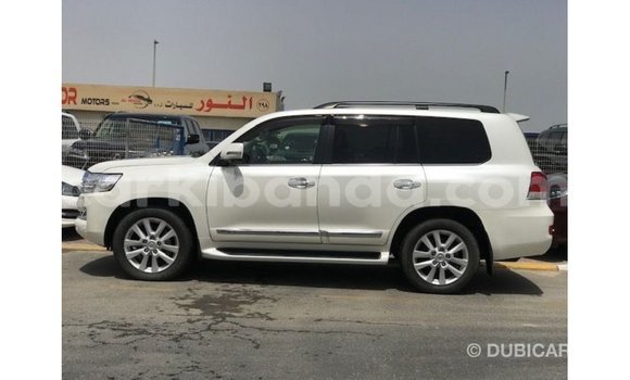 Nunua Imported Toyota Land Cruiser Nyeupe Gari ndani ya Import - Dubai nchini Uganda Nunua Imported Toyota Land Cruiser Nyeupe Gari ndani ya Import - Dubai nchini Uganda