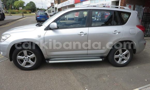 Nunua Ilio tumika Toyota RAV4 Fedha Gari ndani ya Kampala nchini Uganda Nunua Ilio tumika Toyota RAV4 Fedha Gari ndani ya Kampala nchini Uganda