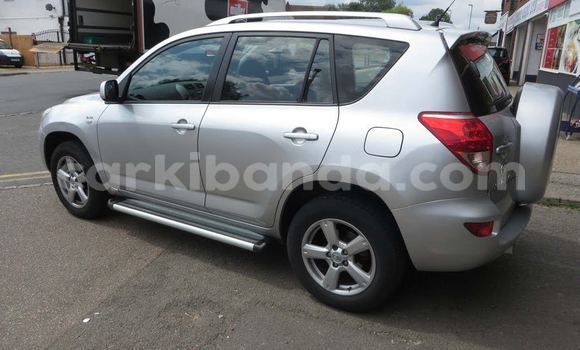 Nunua Ilio tumika Toyota RAV4 Fedha Gari ndani ya Kampala nchini Uganda Nunua Ilio tumika Toyota RAV4 Fedha Gari ndani ya Kampala nchini Uganda