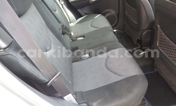 Nunua Ilio tumika Toyota RAV4 Fedha Gari ndani ya Kampala nchini Uganda Nunua Ilio tumika Toyota RAV4 Fedha Gari ndani ya Kampala nchini Uganda