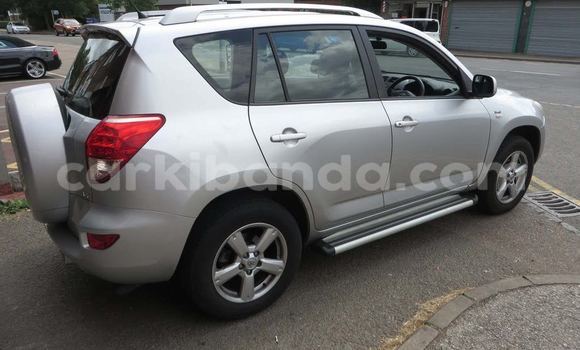Nunua Ilio tumika Toyota RAV4 Fedha Gari ndani ya Kampala nchini Uganda Nunua Ilio tumika Toyota RAV4 Fedha Gari ndani ya Kampala nchini Uganda