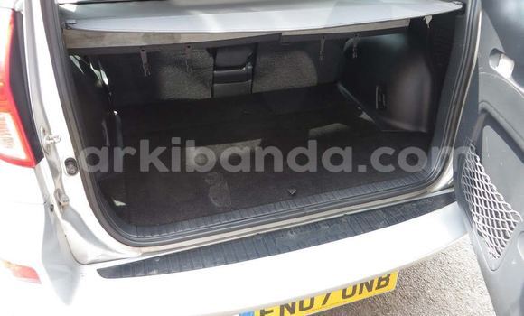 Nunua Ilio tumika Toyota RAV4 Fedha Gari ndani ya Kampala nchini Uganda Nunua Ilio tumika Toyota RAV4 Fedha Gari ndani ya Kampala nchini Uganda
