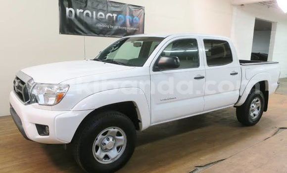 Gura Yakoze Toyota Hilux White Imodoka i Kampala mu Uganda