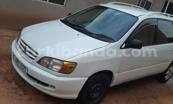 Gura Yakoze Toyota Ipsum White Imodoka i Kampala mu Uganda