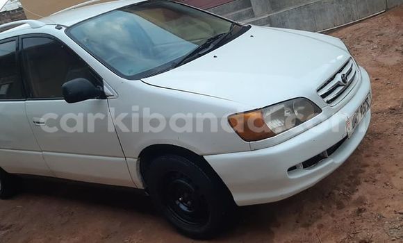 Gura Yakoze Toyota Ipsum White Imodoka i Kampala mu Uganda Gura Yakoze Toyota Ipsum White Imodoka i Kampala mu Uganda