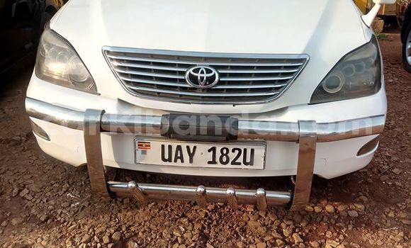 Gura Yakoze Toyota Harrier White Imodoka i Kampala mu Uganda