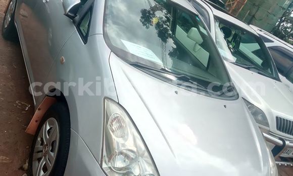Acheter Occasion Voiture Toyota Wish Gris à Kampala, Ouganda Acheter Occasion Voiture Toyota Wish Gris à Kampala, Ouganda