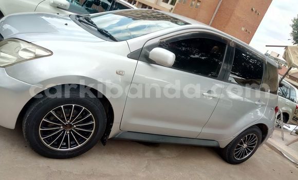 Gura Yakoze Toyota IST Silver Imodoka i Kampala mu Uganda