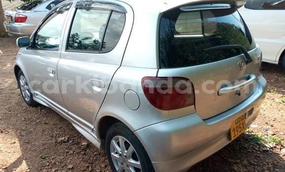 Acheter Occasion Voiture Toyota Vitz Gris à Kampala, Ouganda Acheter Occasion Voiture Toyota Vitz Gris à Kampala, Ouganda