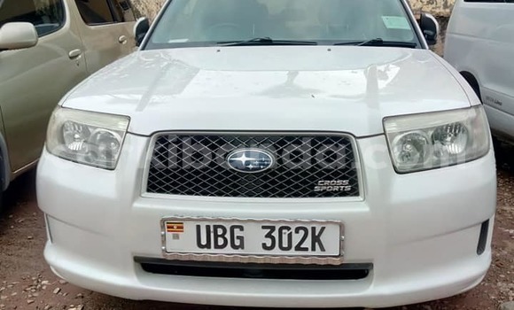 Nunua Ilio tumika Subaru Forester Nyeupe Gari ndani ya Kampala nchini Uganda