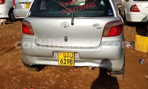 Acheter Occasion Voiture Toyota Vitz Gris à Kampala, Ouganda