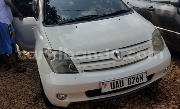 Gura Yakoze Toyota IST White Imodoka i Kampala mu Uganda