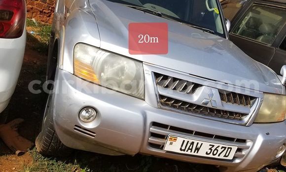 Nunua Ilio tumika Mitsubishi Pajero Fedha Gari ndani ya Kampala nchini Uganda