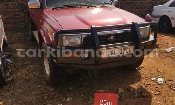 Gura Yakoze Toyota Land Cruiser Red Imodoka i Kampala mu Uganda