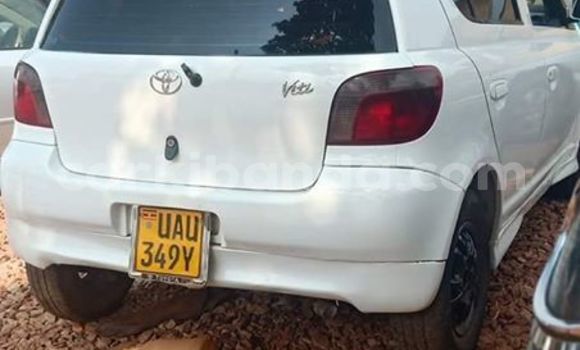 Acheter Occasion Voiture Toyota Vitz Blanc à Kampala, Ouganda