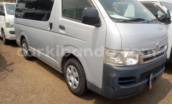 Gura Yakoze Toyota Hiace Silver Imodoka i Kampala mu Uganda Gura Yakoze Toyota Hiace Silver Imodoka i Kampala mu Uganda