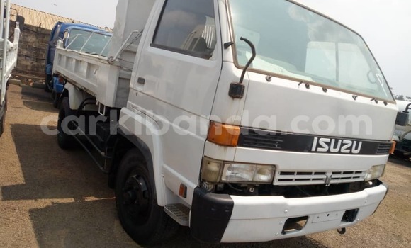 Gura Nshya Isuzu FTR 850 White Ikamyo i Kampala mu Uganda