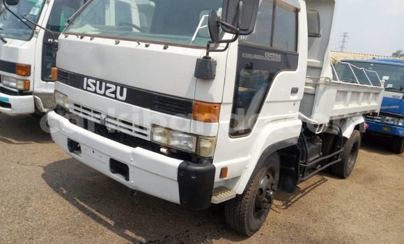 Gura Nshya Isuzu FTR 850 White Ikamyo i Kampala mu Uganda Gura Nshya Isuzu FTR 850 White Ikamyo i Kampala mu Uganda