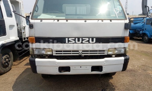 Gura Nshya Isuzu FTR 850 White Ikamyo i Kampala mu Uganda Gura Nshya Isuzu FTR 850 White Ikamyo i Kampala mu Uganda