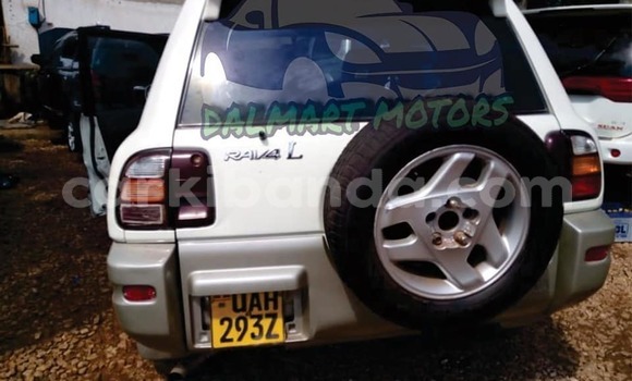Nunua Ilio tumika Toyota RAV4 Nyeupe Gari ndani ya Kampala nchini Uganda Nunua Ilio tumika Toyota RAV4 Nyeupe Gari ndani ya Kampala nchini Uganda