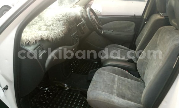 Nunua Ilio tumika Toyota Raum Nyeupe Gari ndani ya Kampala nchini Uganda Nunua Ilio tumika Toyota Raum Nyeupe Gari ndani ya Kampala nchini Uganda