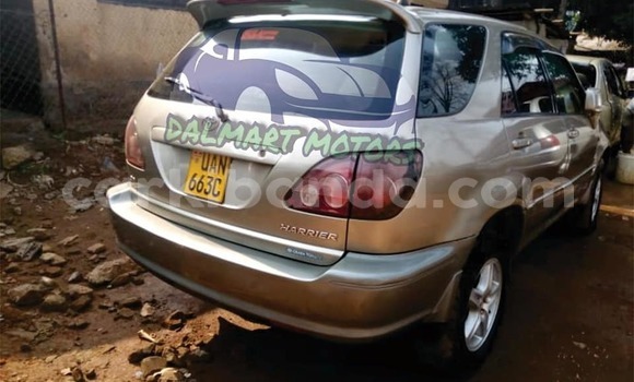 Gura Yakoze Toyota Harrier Silver Imodoka i Kampala mu Uganda