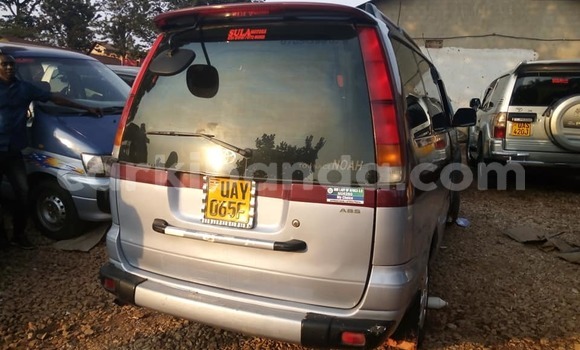 Nunua Ilio tumika Toyota Noah Nyekundu Gari ndani ya Kampala nchini Uganda Nunua Ilio tumika Toyota Noah Nyekundu Gari ndani ya Kampala nchini Uganda