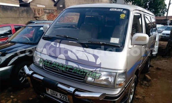 Gura Yakoze Toyota Hiace Silver Imodoka i Kampala mu Uganda