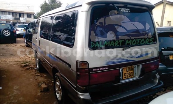 Nunua Ilio tumika Toyota Hiace Fedha Gari ndani ya Kampala nchini Uganda Nunua Ilio tumika Toyota Hiace Fedha Gari ndani ya Kampala nchini Uganda