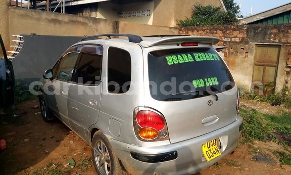 Nunua Ilio tumika Toyota Spacio Fedha Gari ndani ya Kampala nchini Uganda Nunua Ilio tumika Toyota Spacio Fedha Gari ndani ya Kampala nchini Uganda