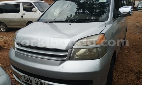 Gura Yakoze Toyota Voxy Silver Imodoka i Adjumani mu Northern Gura Yakoze Toyota Voxy Silver Imodoka i Adjumani mu Northern