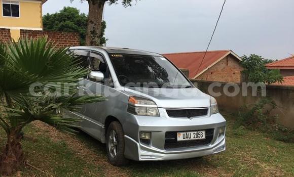 Gura Yakoze Toyota Voxy Silver Imodoka i Kampala mu Uganda
