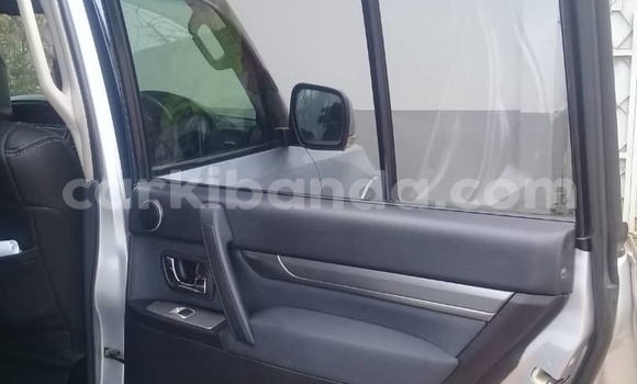 Acheter Occasion Voiture Mitsubishi Pajero Gris à Kampala, Ouganda Acheter Occasion Voiture Mitsubishi Pajero Gris à Kampala, Ouganda