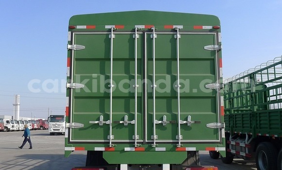 Gura Imported Howo Sinotruk Green Ikamyo i Kampala mu Uganda Gura Imported Howo Sinotruk Green Ikamyo i Kampala mu Uganda
