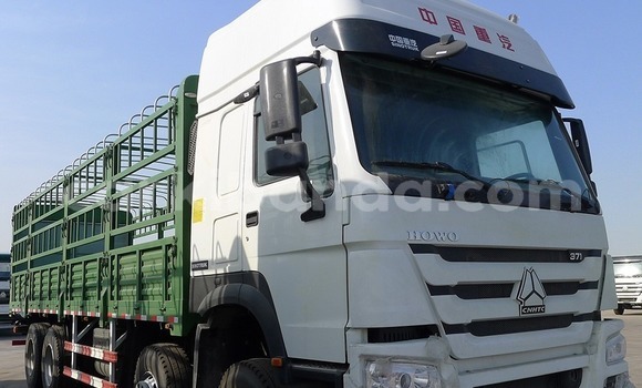 Gura Imported Howo Sinotruk Green Ikamyo i Kampala mu Uganda Gura Imported Howo Sinotruk Green Ikamyo i Kampala mu Uganda