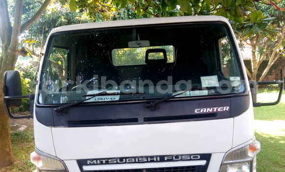 Gura Nshya Mitsubishi L400 White Ikamyo i Kampala mu Uganda